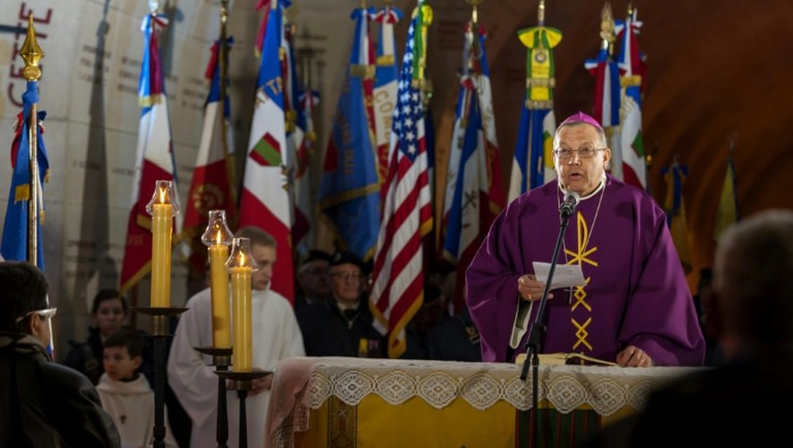 L'évêque Jean-Paul Gusching s'adresse à l'assistance lors des cérémonies de commémoration du centenaire de la bataille de Verdun, le 21 février 2016 à l'ossuaire de Douaumont