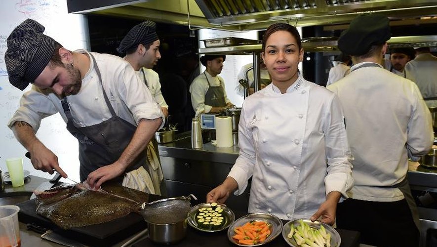 Maria Marte, chef du Club Allard à Madrid, l'un des 21 restaurants deux étoiles du guide Michelin 2015 en Espagne et au Portugal, pose dans les cuisines de son restaurant le 13 mars 2015