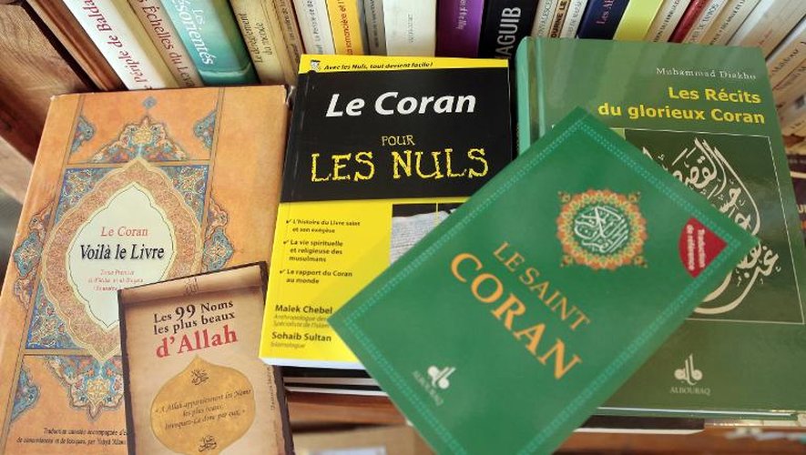 Des livres sur l'islam et le Coran à la "Librairie de l'Orient", à Paris, le 31 mars 2015