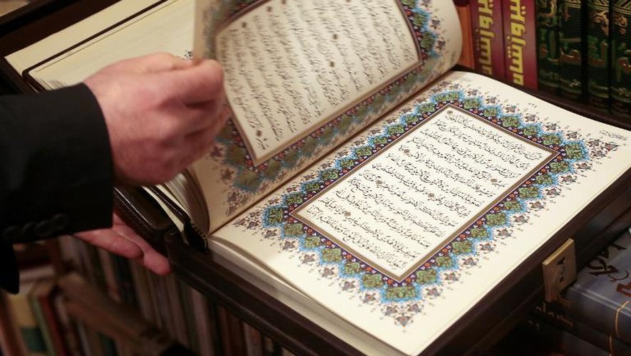 Une version "luxueuse" du Coran, à la "Librairie de l'Orient" à Paris, le 31 mars 2015
