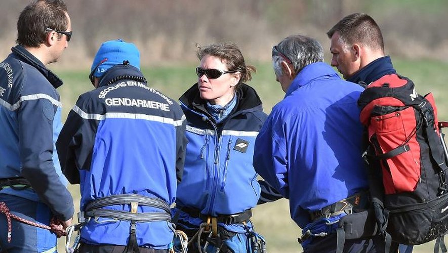 Alice Coldefy, la gendarme qui a retrouvé la seconde boîte noire du l'A320 de Germanwix, parle avec des collègues le 3 avril 2015 à la Seyne-Les-Alpes