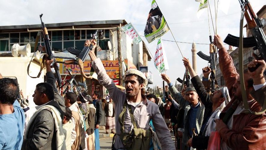 Des partisans du mouvement Houthi brandissent leurs armes à Sanaa pour manifester contre les raids de la coalition, le 1er avril 2015