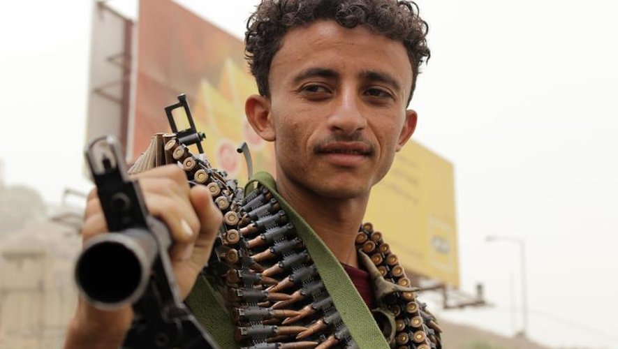 Un membre des milices chiites Houthis, dans la ville de Taëz, dans le sud du Yémen, le 3 avril 2015