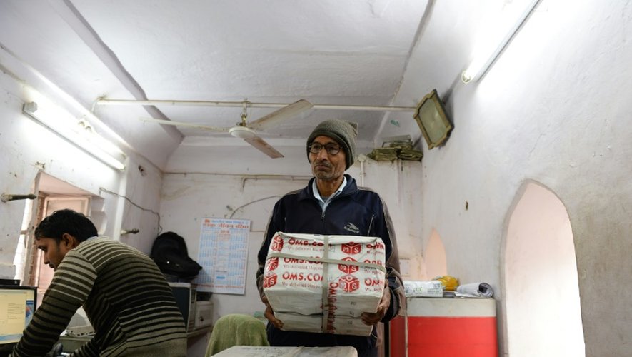 Le postier indien Ratan Lal s'apprête à livrer un paquet commandé sur internet à un client dans un village du district de Neemaran dans le Rajasthan, le 21 janvier 2016