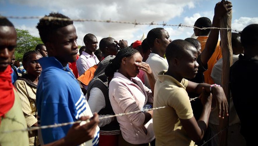 Des étudiants de l'université de Garissa sont rassemblés, le 3 avril 2015 pour écouter les propos du ministre de l'Intérieur après l'attaque des shebabs contre l'université