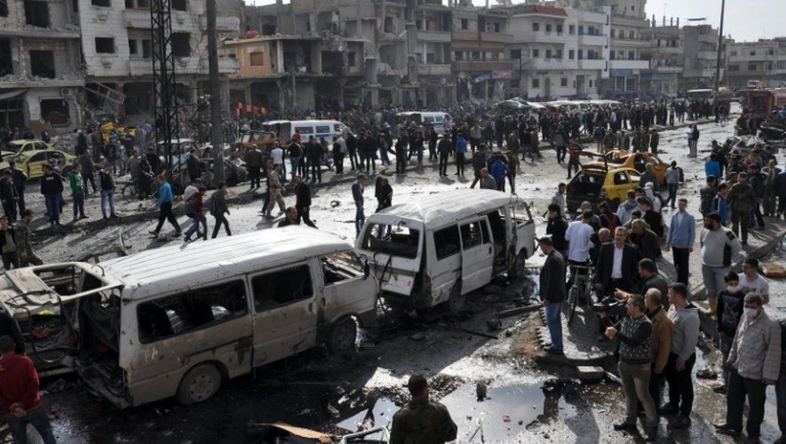 Le site du double attentat à la voiture piégée dans la banlieue de Homs, le 21 février 2016.