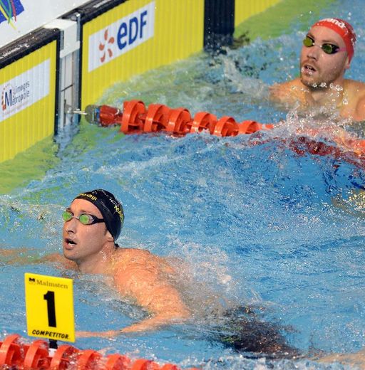 Jérémy Stravius (d) et Fabien Gilot attendent leurs chronos à l'issue de la finale du 100 m libre aux Championnats de France de natation à Limoges, le 3 avril 2015
