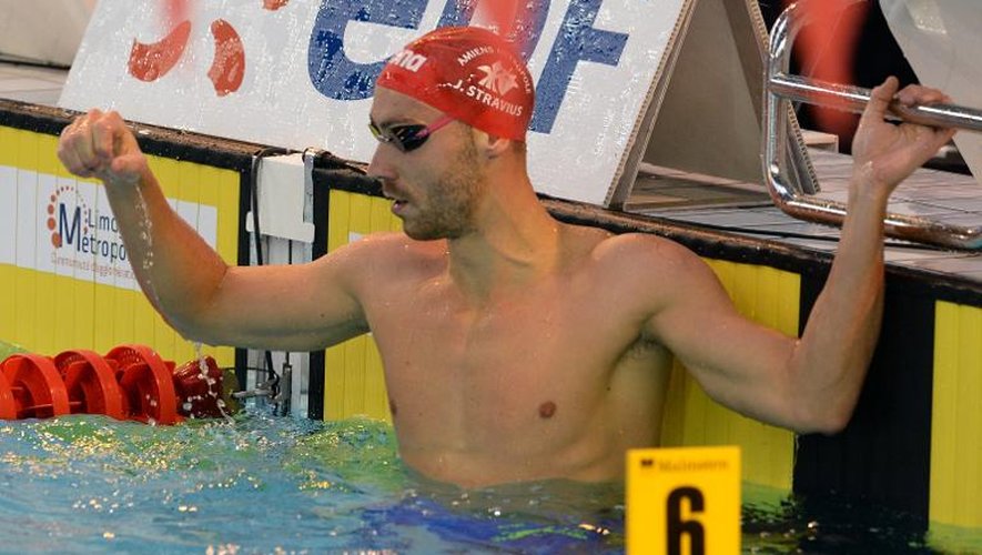 Le Français Jérémy Stravius, après avoir dominé la finale du 100 m dos aux Championnats de France de natation à Limoges, le 1er avril 2015