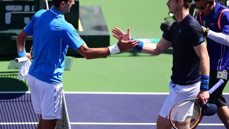 Le Britannique Andy Murray et le Serbe Novak Djokovic se serrent la main à l'issue de leur demi-finale à l'Open de tennis d'Indian Wells, en Californie, le 21 mars 2015