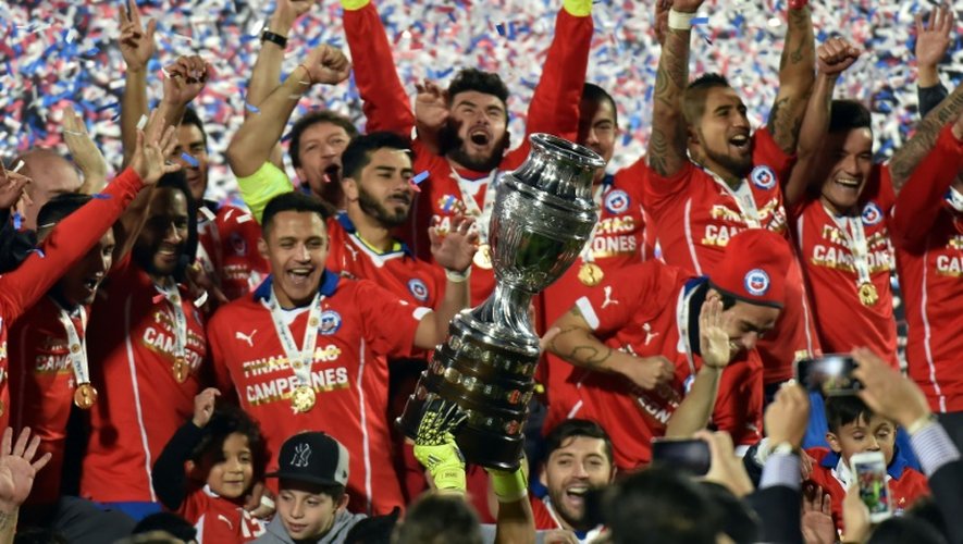 L'équipe du Chili en liesse après avoir remporté la Copa America en finale face à l'Argentine, le 4 juillet 2015 à Santiago