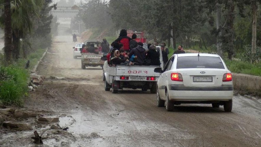 Des civils fuient le 28 mars 2015 la ville d'Idleb, dans le nord de la Syrie, tombée aux mains de forces islamistes