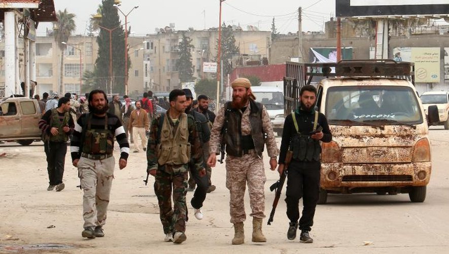 Des combattants de la coalition de mouvements islamistes marchent dans Idleb, dans le nord de la Syrie, le 29 mars 2015