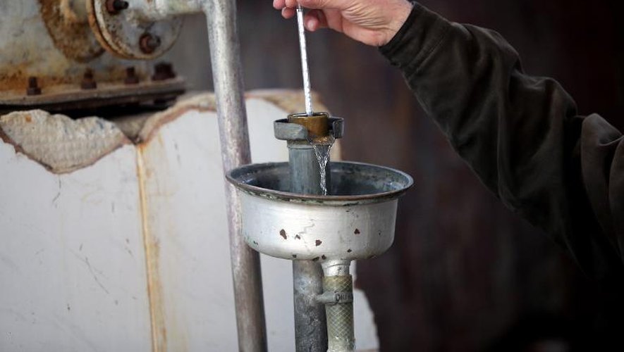Un technicien contrôle le processus de distillation de l'arak dans l'usine Al-Minas à Homs (centre de la Syrie), le 26 mars 2015