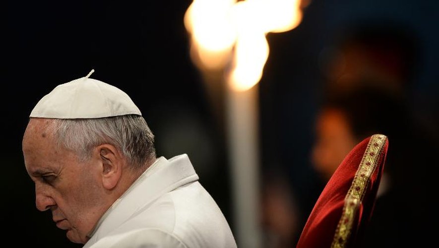 Le pape François prie durant une procession au Colisée à Rome durant la Veillée pascale, le 3 avril 2015