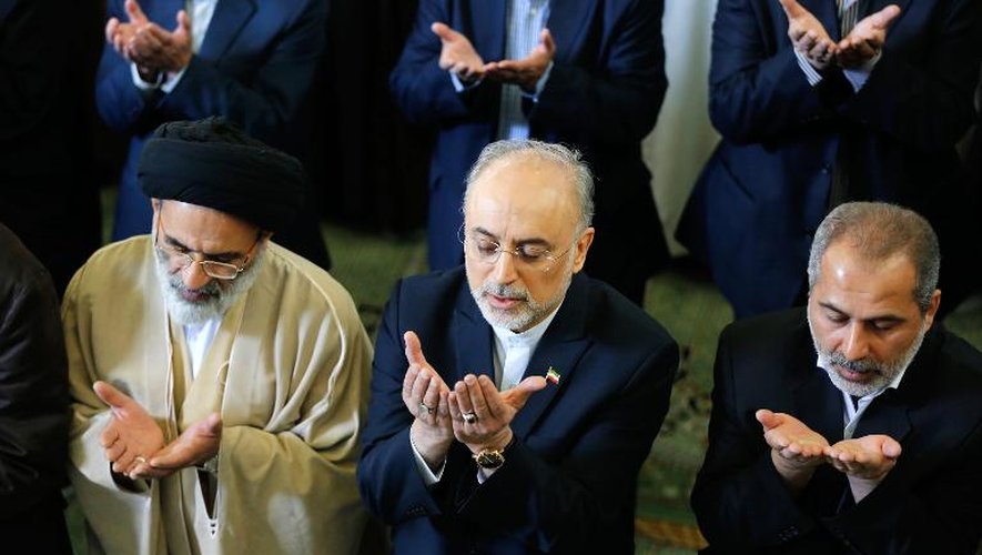 Le négociateur iranien Ali Akhbar Salehi (c) assiste à la prière hebdomadaire le 3 avril 2015 dans une mosquée de Téhéran