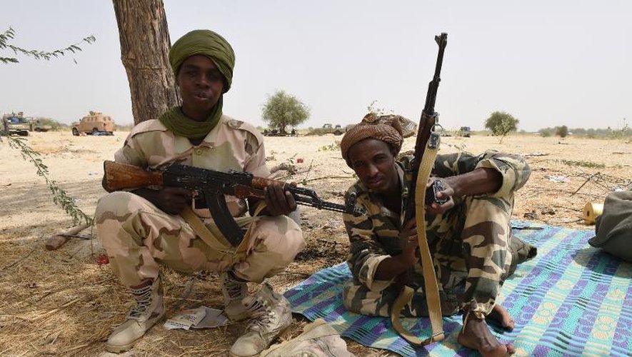Des soldats tchadiens se reposent près de Malam Fatori (nord-est du Nigeria) le 3 avril 2015, après avoir livré bataille contre Boko Haram