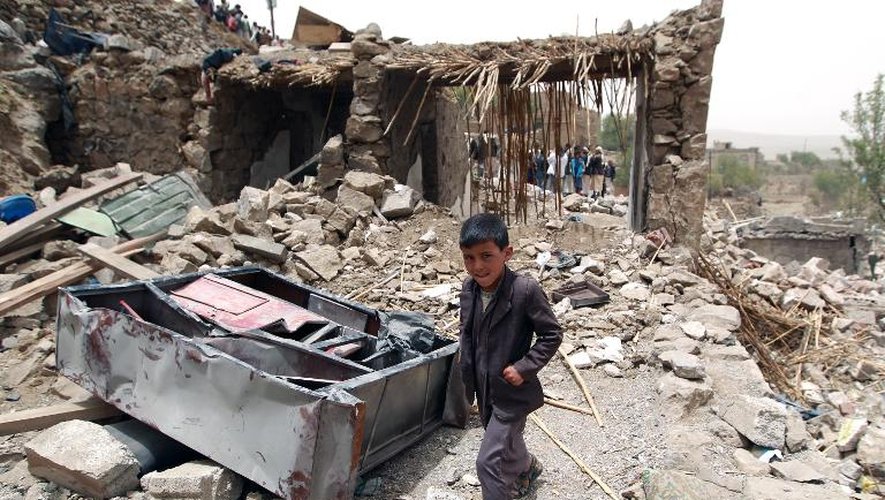 Un garçonnet yéménite dans les décombres de maisons détruites dans le village de Bani Matar, à 70 km à l'ouest de Sanaa, le 4 avril 2015