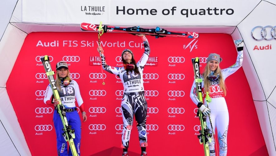 La Liechtensteinoise Tina Weirather (c) fête sur le podium sa 1re place en super-G à la Thuile en Italie, le 21 février 2016