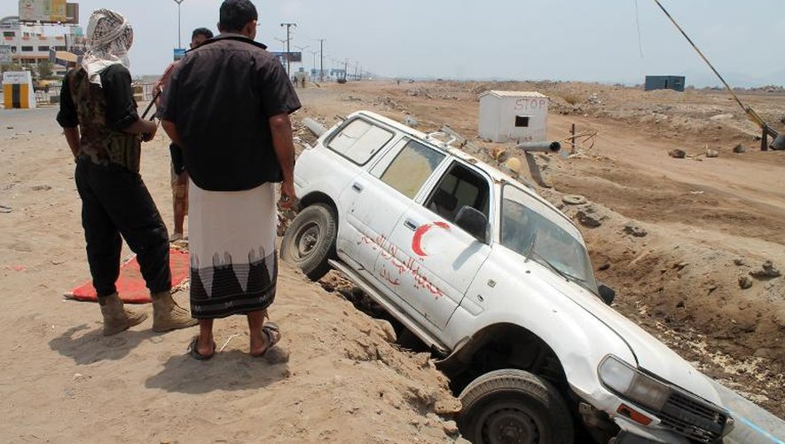 Une ambulance prise pour cible par des tirs a versé dans le bas-côté, le 4 avril 2015 dans le disctrict de Mansura, à Aden