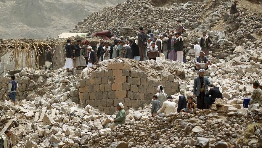 Des Yéménites inspectent les décombres de maisons détruites dans le village de Bani Matar, à l'ouest de Sanaa, le 4 avril 2015, après qu'il ait été probablement touché par des raids aériens