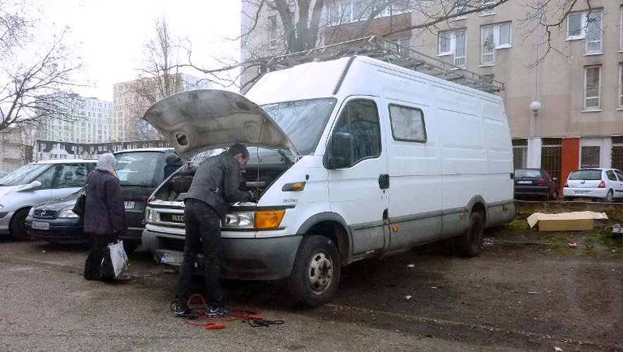Un camion en réparation, dans un "garage sauvage" à la cité du Clos-Saint-Lazare de Stains (Seine-Saint-Denis), le 27 mars 2015