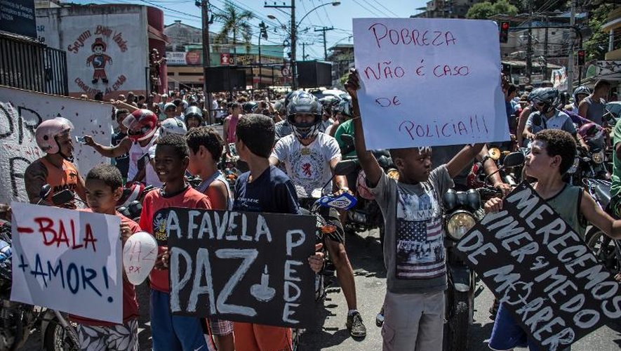 "Marche pour la paix" dans une favela de Rio, Alemao, le 4 avril 2015, pour protester contre la mort d'un enfant de dix ans lors de la dispersion d'une manifestation par la police