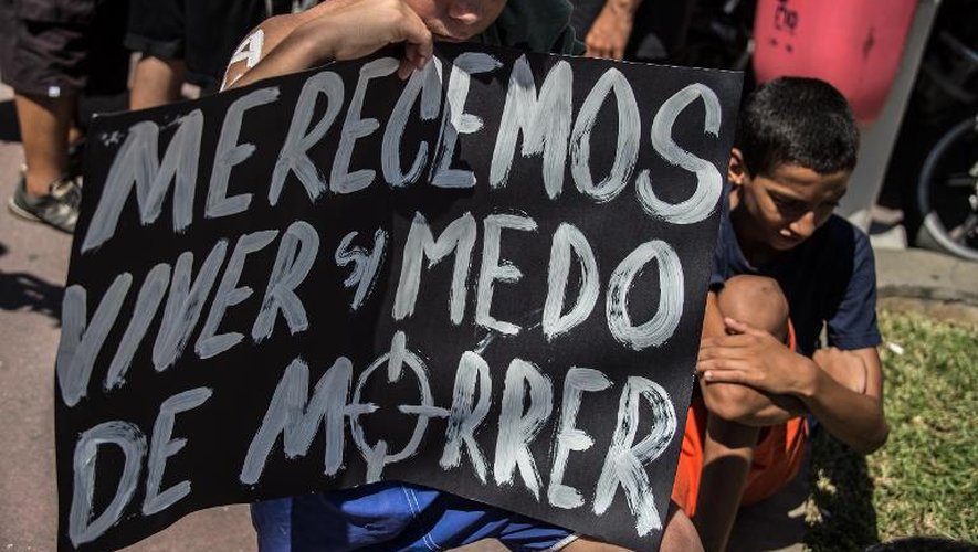 "Marche pour la paix" dans une favela de Rio, Alemao, le 4 avril 2015, pour protester contre la mort d'un enfant de dix ans lors de la dispersion d'une manifestation par la police