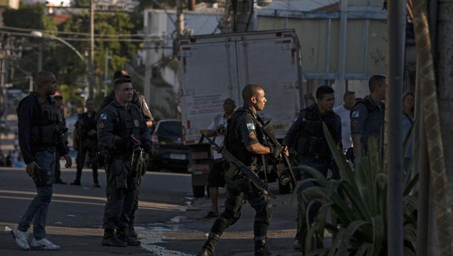 Patrouille de la police brésilienne dans une favela de Rio, le 3 avril 2015