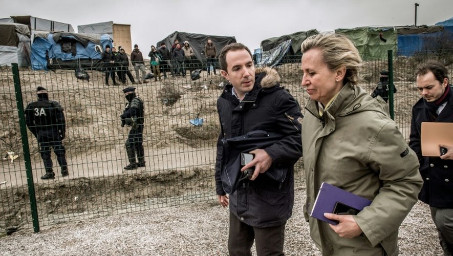 La préfète de la région Nord-Pas-de-Calais Fabienne Buccio (2e à d) dans la "Jungle" de Calais, le 21 février 2016