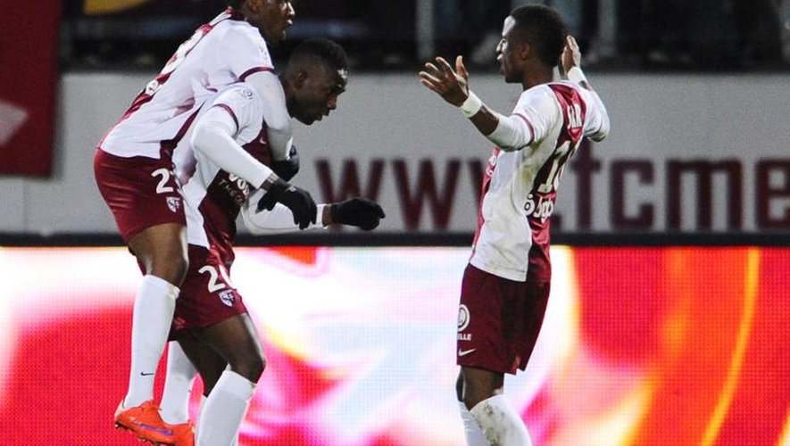 Les Messins fêtent l'un des trois buts de Modibo Maiga contre Toulouse, le 4 avril 2015 à Saint-Symphorien