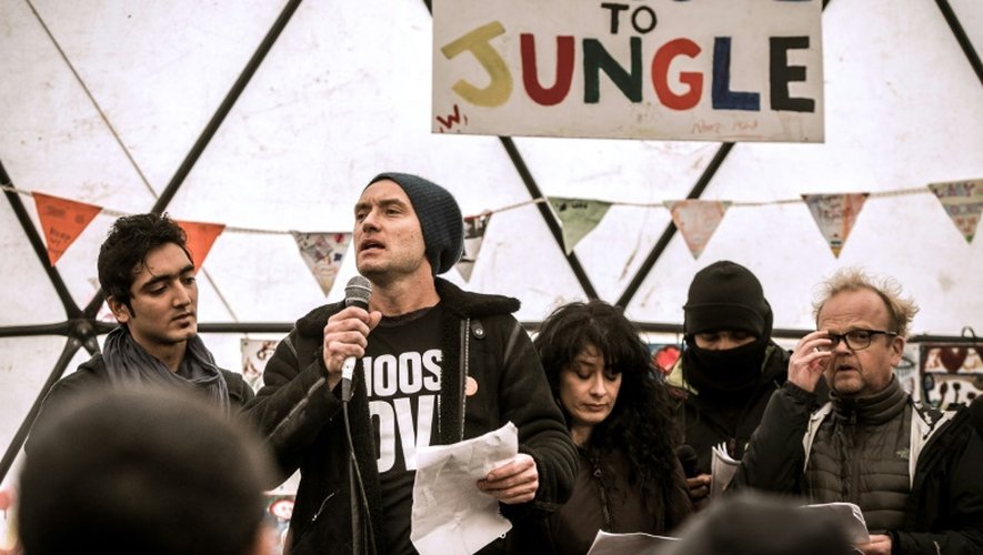 Jude Law (au micro) dans un théâtre informel de la "jungle" de Calais, le 21 février 2016