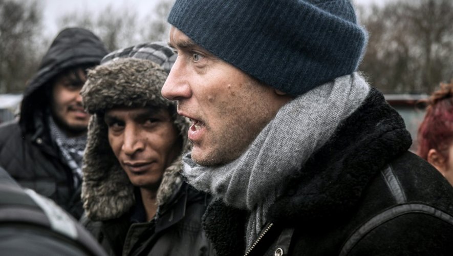Jude Law (d) dans la "Jungle" à Calais, le 21 février 2016