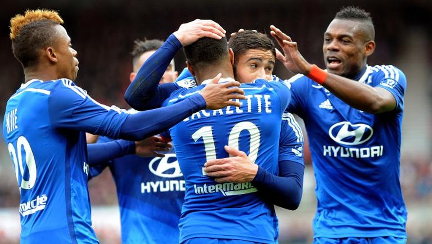 Le joie des Lyonnais après le but de Nabil Fekir (c, de face), le 4 avril 2015 à Guingamp