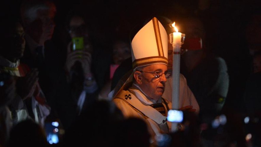 Le pape François tient un cierge lors de la veillée pascale au Vatican le 4 avril 2015