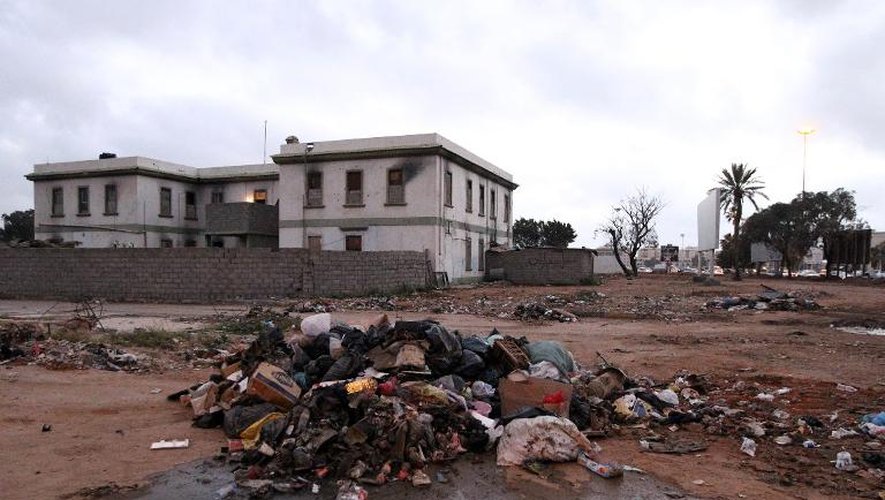 Des ordures jonchent l'emplacement de l'ancien palais de Mouammar Kadhafi à Benghazi, dans l'est de la Libye, le 1er avril 2015