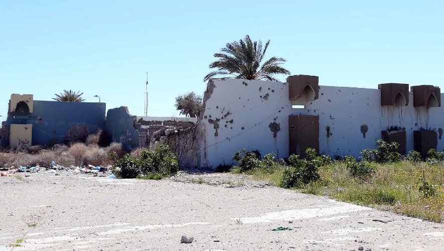 Les ruines du complexe fortifié de Bal Al-Aziziya ayant appartenu à Mouammar Kadhafi à Tripoli, le 31 mars 2015