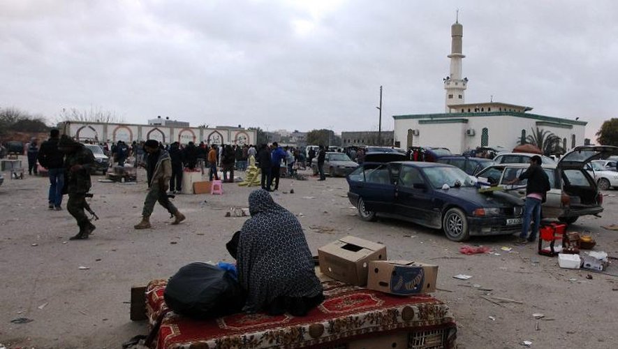 Un marché à l'emplacement du palais du dictateur Mouammar Kadhafi à Benghazi, dans l'est de la Libye, le 1er avril 2015