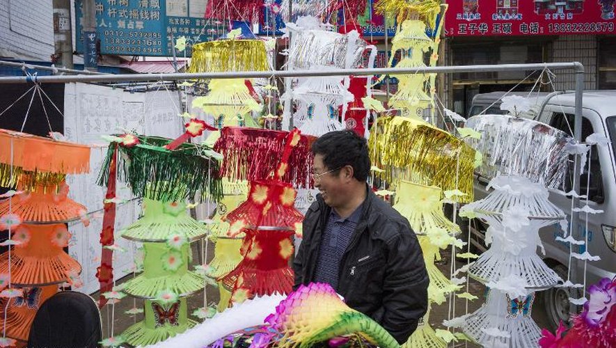 Des objets en vente le 1er avril 2015 dans une rue de Baoding, dans la province chinoise de Hebei, pour les festivités de Qinming
