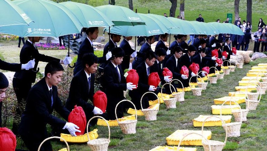 Des employés des pompes funèbres préparent des urnes dans le cimetière de Shiminfeng, dans la province chinoise de Wuhan, le 3 avril 2015 avant les festivités de Qingming