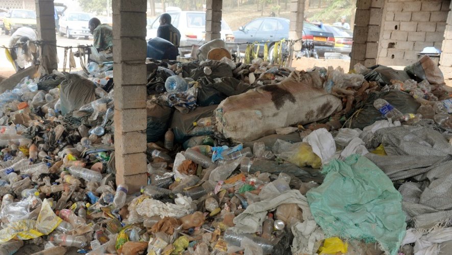 Des déchets plastiques entassés le 1er février 2016 dans une rue de Yaoundé