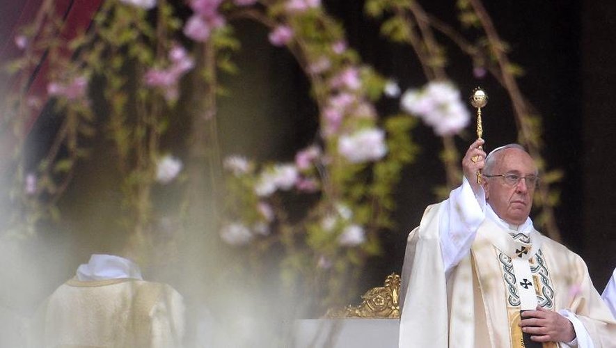 Le pape François bénit les fidèles pendant la messe des Pâques le 5 avril 2015 au Vatican