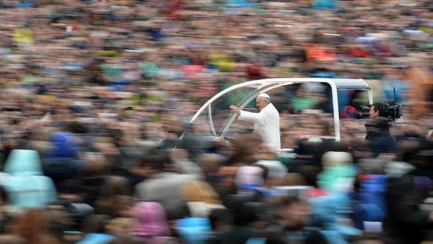 Le pape François salue la foule depuis sa papamobile, le 5 avril 2015 après la messe pascale au Vatican