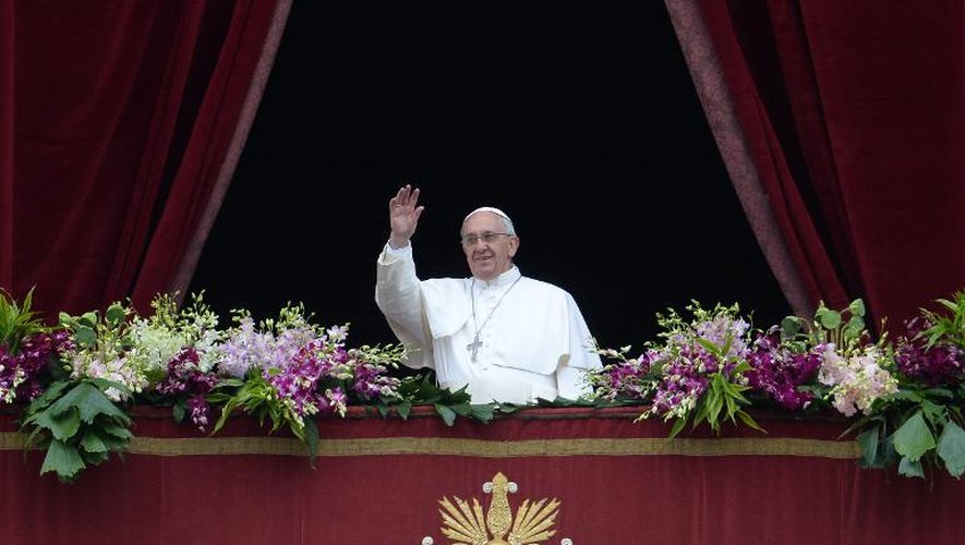 Le pape François pendant la bénédiction "Urbi et orbi", le 5 avril 2015 au Vatican