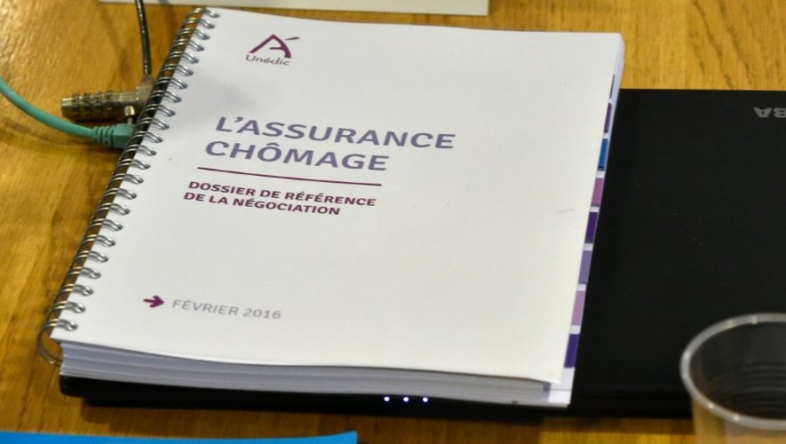 Le document concernant le renouvellement des conventions de l'assurance chômage sur la table de négociations, au Medef à Paris le 22 février 2016