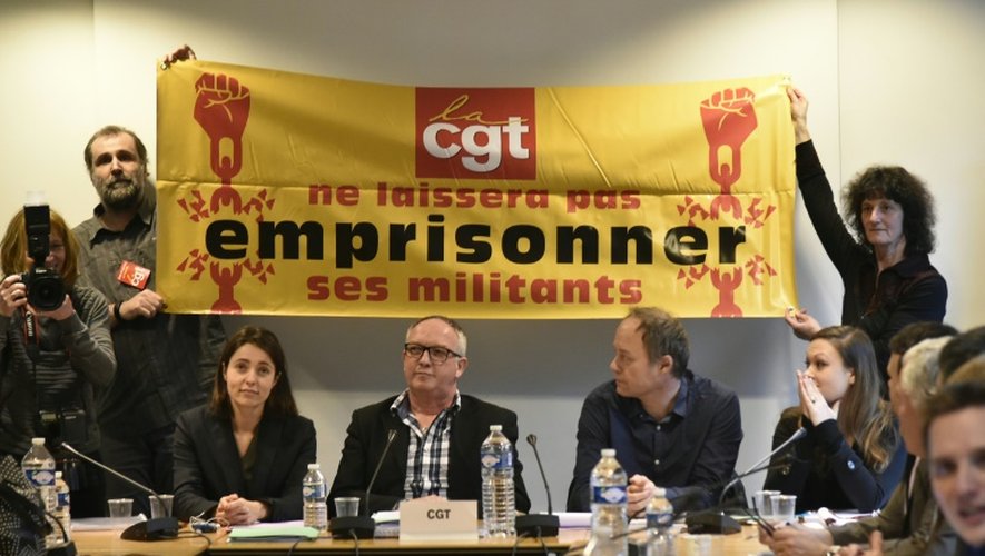 Des membres de la CGT brandissent une banderole avant une réunion entre patronat et partenaires sociaux au Medef à Paris le 22 février 2016