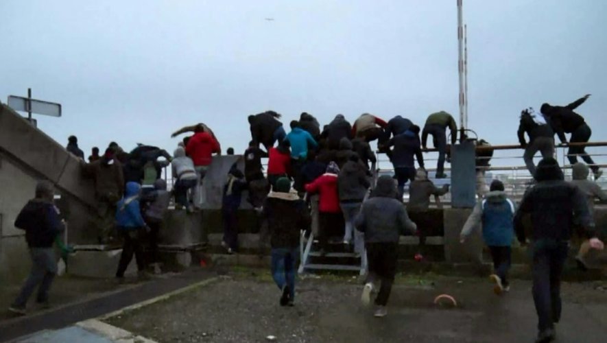 Capture d'écran d'une video de Taranis News en date du 24 janvier 2016, de migrants tentant de monter sur un ferry à Calais