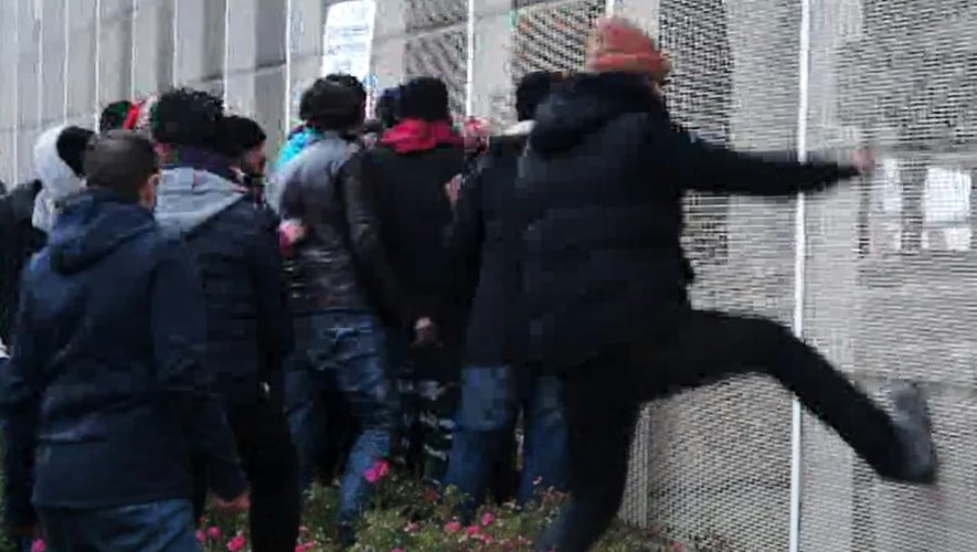 Capture d'écran d'une video de Taranis News en date du 24 janvier 2016, de migrants défonçant une clôture pour monter sur un ferry à Calais