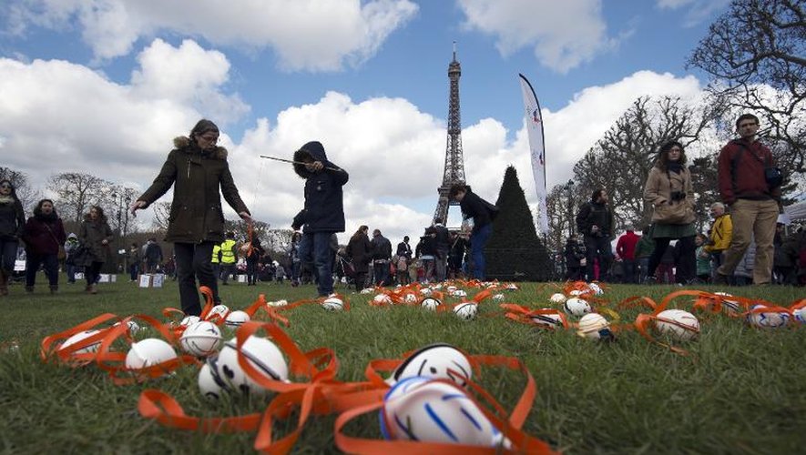 Chasse aux oeufs géante et solidaire organisée par le "Secours populaire" près de la Tour Eiffel, le 5 avril 2015