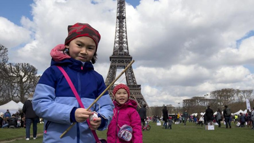 Chasse aux oeufs géante et solidaire organisée par le "Secours populaire" près de la Tour Eiffel, le 5 avril 2015