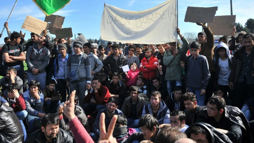 Des réfugiés afghans protestent contre le blocage du poste frontière gréco-macédonien d'Idomeni, le 22 février 2016